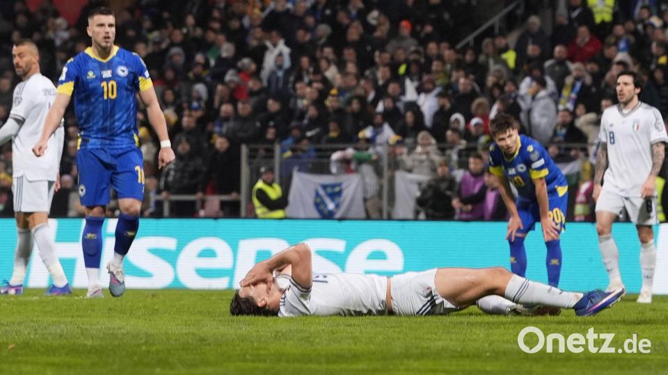 Italiens Fußball liegt nach dem Playoff-Aus am Boden - so wie hier Pio Esposito. Bild: Fabio Ferrari/LaPresse/AP/dpa