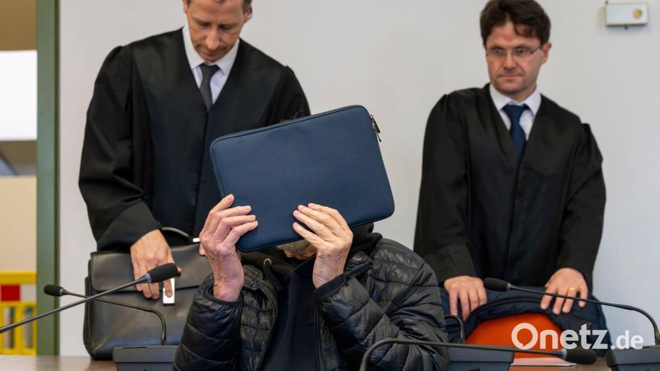 Einer der drei Angeklagten vor dem Oberlandesgericht München. Bild: Peter Kneffel/dpa