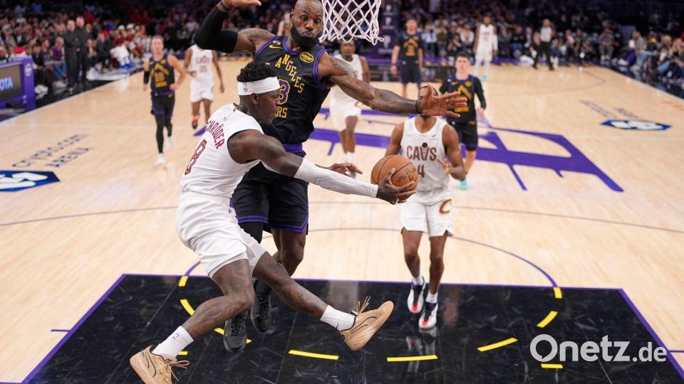 Dennis Schröder (links) hatte einen guten Start, baute dann aber ab gegen die Lakers. Bild: Mark J. Terrill/AP/dpa