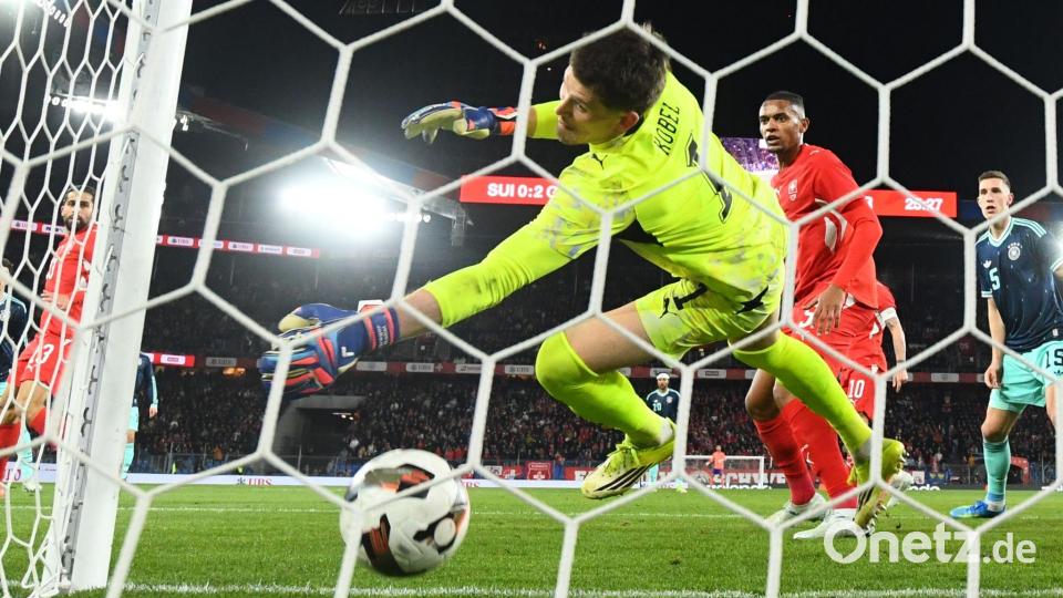 Tor nach einer Ecke: Der Schweizer Torwart Gregor Kobel kann den Kopfball von Jonathan Tah nicht halten. (Archivbild) Bild: Tom Weller/dpa