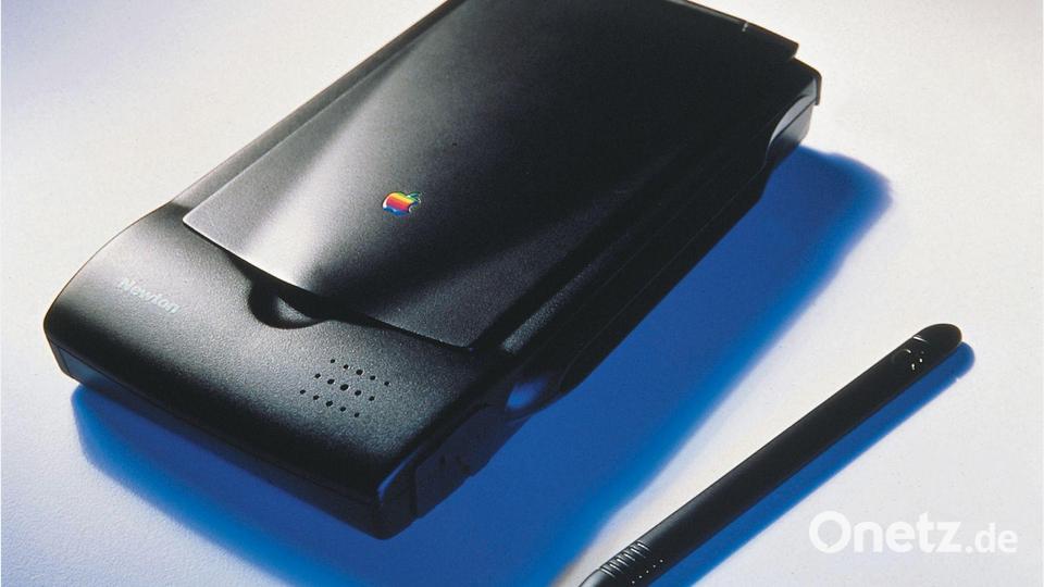 1990: Ein Vorserienmodell des „Apple Newton“. Die Entwicklung des Persönlichen Digitalen Assistenten (PDA) starte unter dem damaligen Apple-Chef John Sculley. Bild: picture alliance / dpa