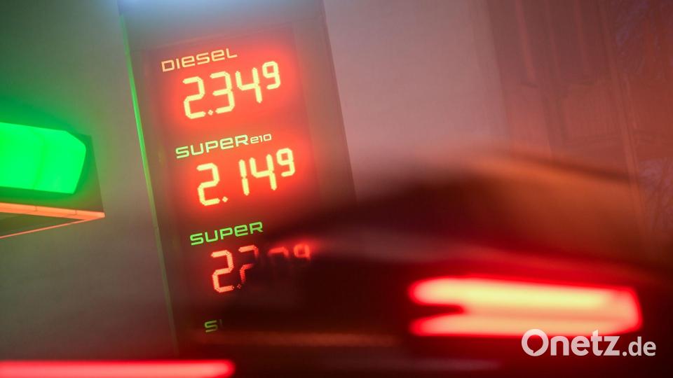 Die Preise für Diesel und Benzin sind an einer Tankstelle zu sehen. Am 1. April tritt die Spritpreisbremse in Kraft - seit heute dürfen Tankstellen nur einmal täglich, um 12.00 Uhr, die Preise erhöhen. Bild: Sebastian Christoph Gollnow/dpa