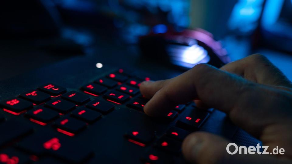 Der Beschuldigte soll im Darknet eine Plattform betrieben haben. (Symbolbild) Bild: Nicolas Armer/dpa