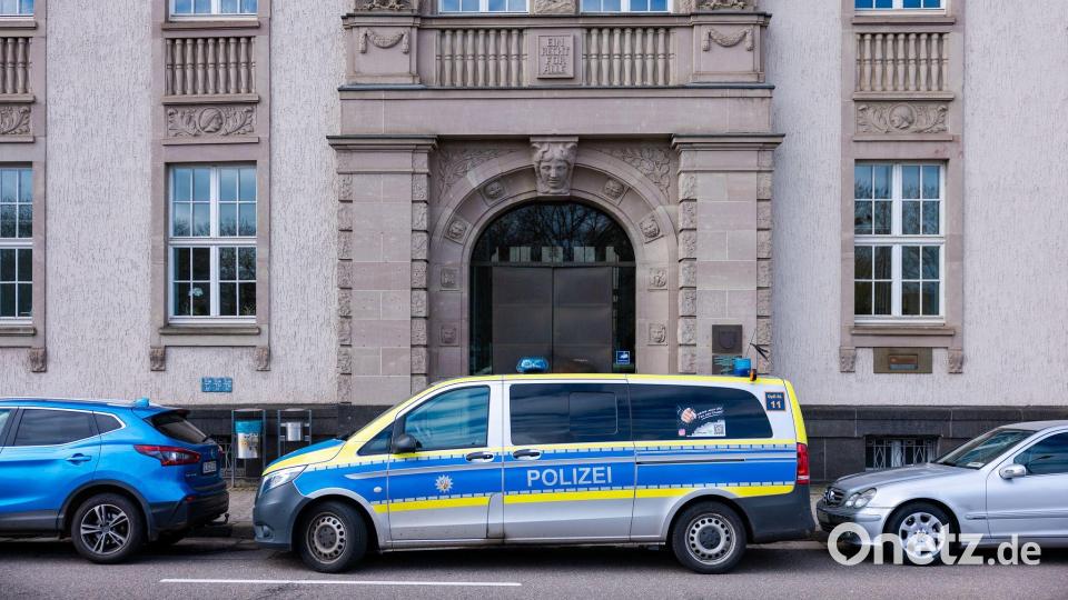 Ein Fahrzeug der Polizei steht vor dem Landgericht Saarbrücken. Bild: Laszlo Pinter/dpa