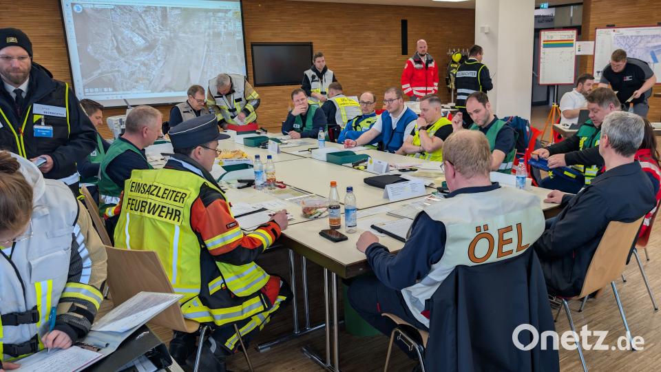 Besprechung innerhalb der Unterstützungsgruppe örtliche Einsatzleitung durch den Feuerwehreinsatzleiter. Bild: Kreisbrandinspektion Landkreis Schwandorf/ Pressestelle SBI Klaus Brunner