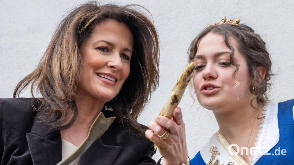 Michaela Kaniber, (l, CSU) Staatsministerin für Ernährung, Landwirtschaft und Forsten, und Franziska Schweiger, amtierende Spargelkönigin 2025/2026, eröffnen auf dem Viktualienmarkt die Spargelsaison. Bild: Peter Kneffel/dpa