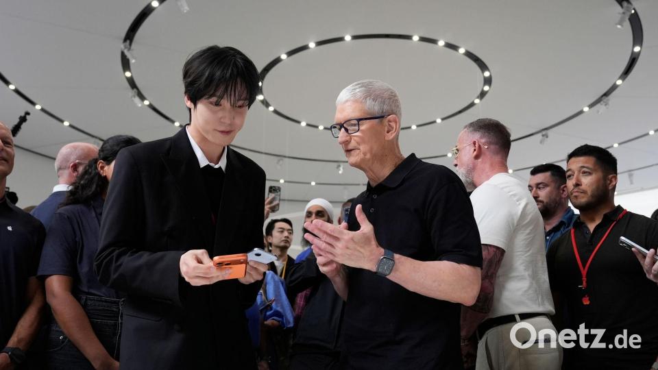 2026: Apple Chef Tim Cook (M) steht unter Druck, ein neues großes Ding - „One More Thing“ abzuliefern. Bild: Godofredo A. Vásquez/AP/dpa