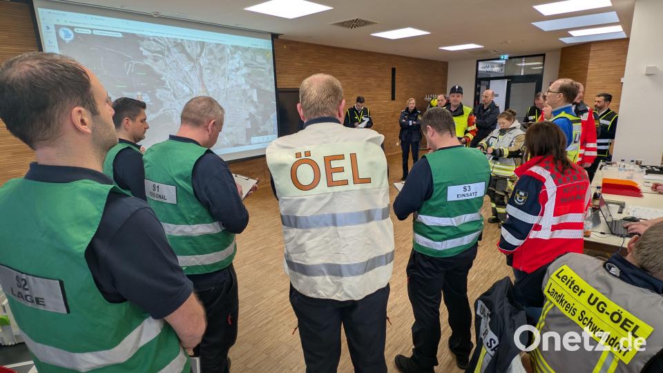 Lageeinweisung aller Beteiligten. Bild: Kreisbrandinspektion Landkreis Schwandorf/ Pressestelle SBI Klaus Brunner