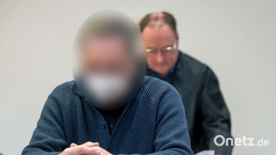 Der Angeklagte, der sein Gesicht mit einer Maske verdeckte, hat die Taten gestanden. Bild: Peter Kneffel/dpa