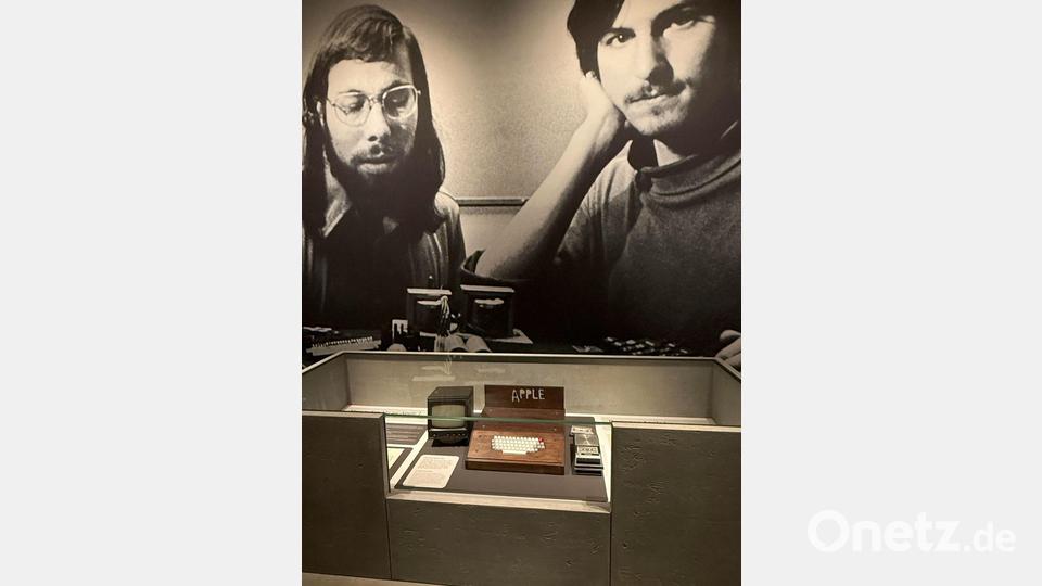 Apple-Gründer Wozniak (l.) und Jobs: Gründung in einer Garage. Bild: Annette Birschel/dpa