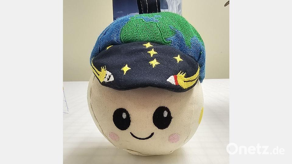 Das Schwerelosigkeits-Maskottchen "Rise" begleitet die Mission "Artemis 2". Bild: -/Nasa/dpa