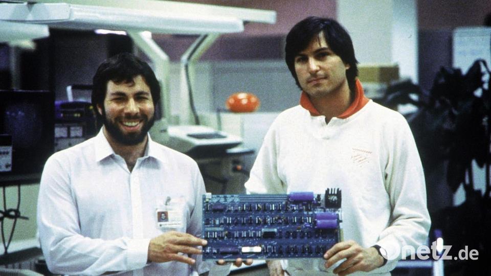 1976: Das erste Apple-Produkt - der Apple I - wurde von Steve Wozniak (l) entworfen. Rechts: Steve Jobs. Bild: picture alliance / dpa