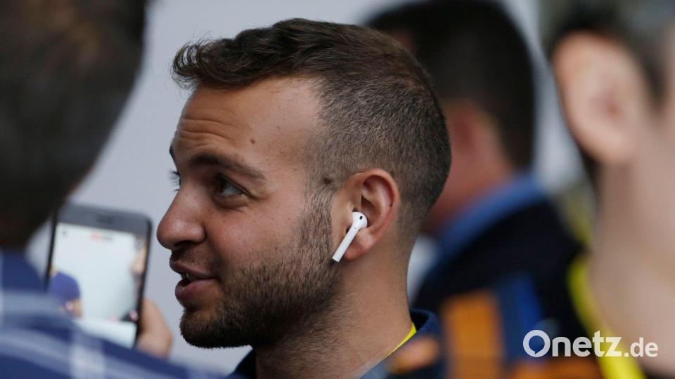 2016: Ähnlich wie bei den Kopfhörern für den iPod setzt Apple bei den kabellosen Airpods auf die Signalfarbe Weiß. Bild: picture alliance / dpa