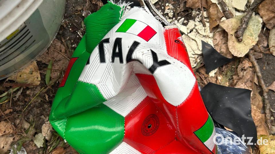 Ein kaputter Fußball liegt auf einer Straße in Rom. Italien hat zum dritten Mal nacheinander die Teilnahme an der Fußball-WM verpasst. Der viermalige Weltmeister verlor das Playoff-Spiel in Bosnien-Herzegowina. Bild: Uncredited/AP/dpa