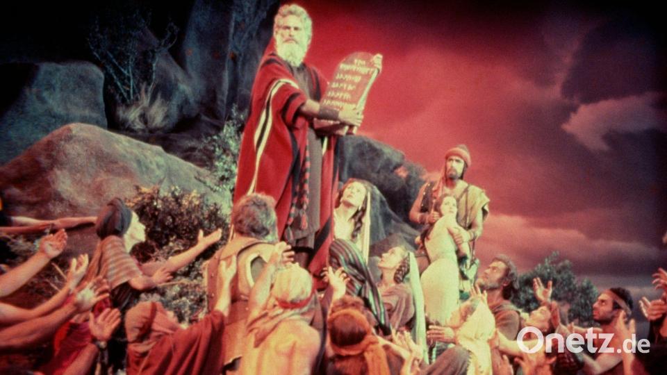 Moses (Charlton Heston) im Filmklassiker „Die zehn Gebote“ (Karfreitag im Ersten der ARD zu sehen). Bild: -/Paramount Pictures/ARD/dpa