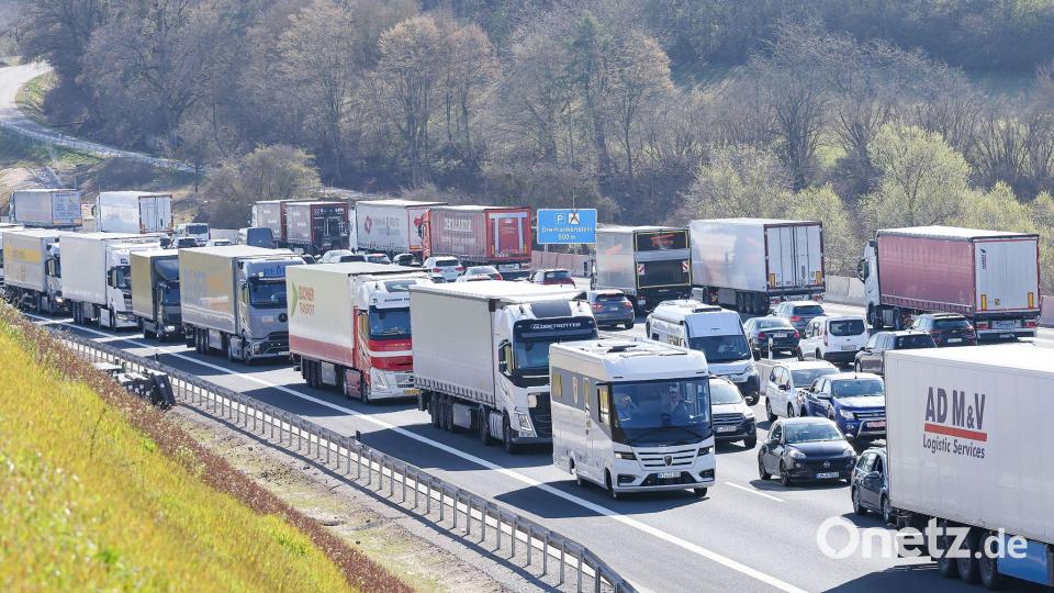 Auf der Autobahn staut es sich. Bild: Daniel Löb/dpa