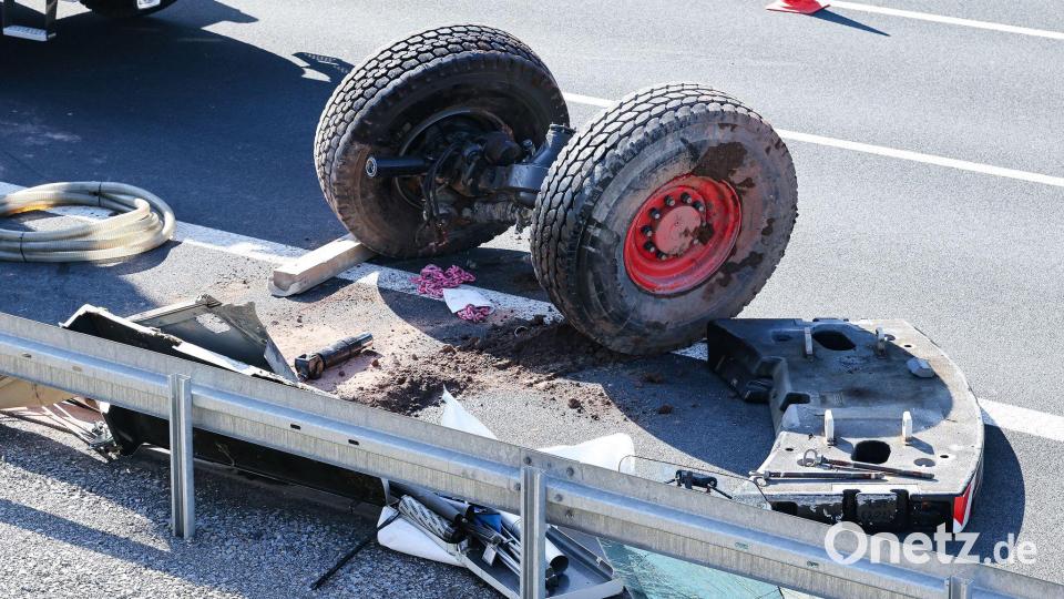 Trümmerteile des Autokrans liegen auf der Fahrbahn. Bild: Daniel Löb/dpa