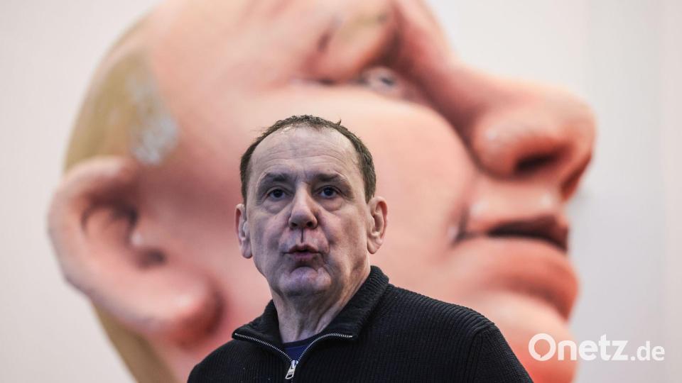 Jacques Tilly vor einer Putin-Figur. (Archivbild) Bild: Oliver Berg/dpa