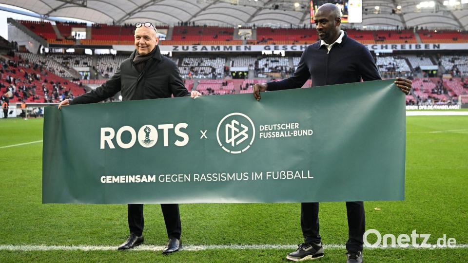 DFB-Präsident Bernd Neuendorf (l) freut sich über die Zusammenarbeit mit dem früheren Bundesliga-Spieler Otto Addo. (Archivbild) Bild: Marijan Murat/dpa