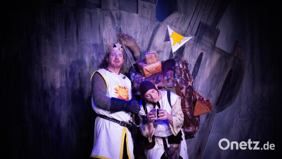 Das Ovigo-Theater kündigt die letzten Aufführungen des Musicals „Spamalot“ in Neunburg vorm Wald an. Dort wird dann auch eine große Abschlussparty gefeiert. Bild: Florian Wein / OVIGO Theater