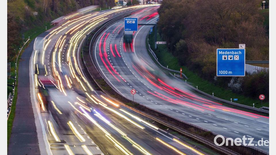 Autos sind auf der A3 in den Morgenstunden bei Wiesbaden unterwegs. Bild: Andreas Arnold/dpa