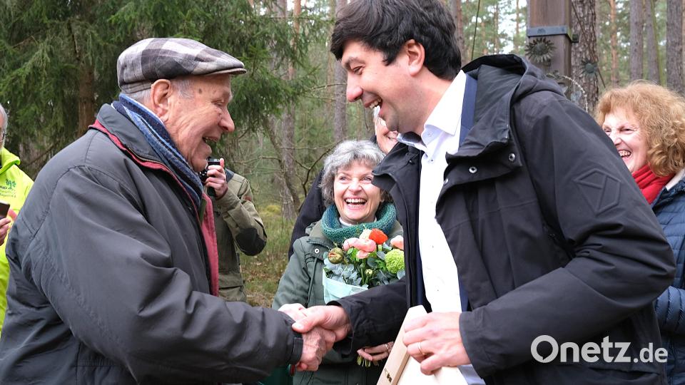 Der Landesvorsitzende des Bunds Naturschutz, Martin Geilhufe (rechts), verlieh einem sichtlich erfreuten Altlandrat Hans Schuierer (links) die Bayerische Naturschutzmedaille. Bild: Hirsch
