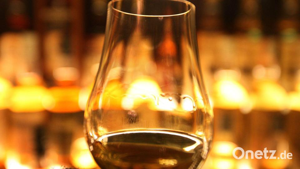 Nur, wo auch wirklich Whiskey, Gin oder Rum drin ist, darf auch mit Whiskey, Gin oder Rum geworben werden. (Symbolbild) Bild: David Cheskin/Press Association/dpa