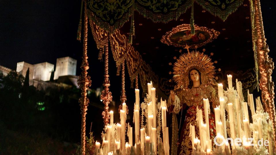 Besonders eindrucksvoll sind die Prozessionen im Süden Spaniens. Bild: Álex Cámara/EUROPA PRESS/dpa