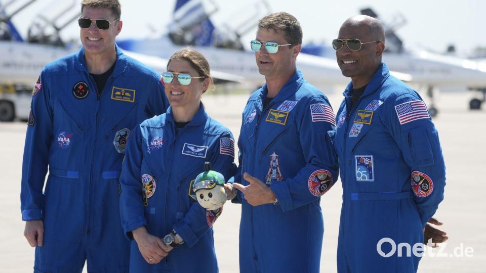 Die Mitglieder der „Artemis 2“-Besatzung (l-r) Jeremy Hansen aus Kanada, Christina Koch, Commander Reid Wiseman und Pilot Victor Glover posieren für ein Foto wenige Tage vor dem geplanten Start. Bild: Chris O'Meara/AP/dpa