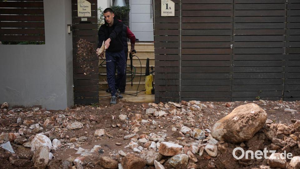 Nach schweren Unwettern haben etwa die Menschen mit den Folgen von Hochwasser zu kämpfen. Bild: Thanassis Stavrakis/AP/dpa