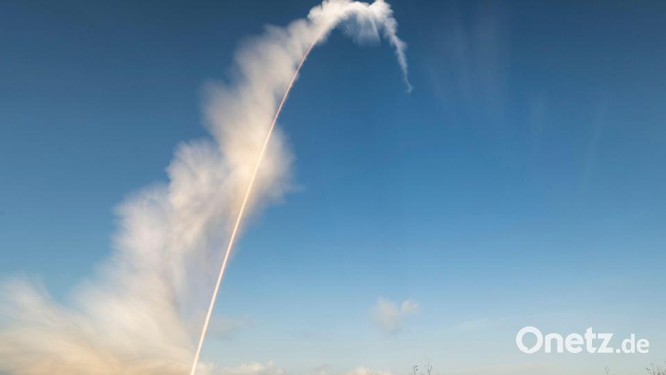 Die Artemis II-Mondrakete der NASA hebt von der Startrampe 39-B des Kennedy Space Center ab. Bild: Keegan Barber/NASA/AP/dpa