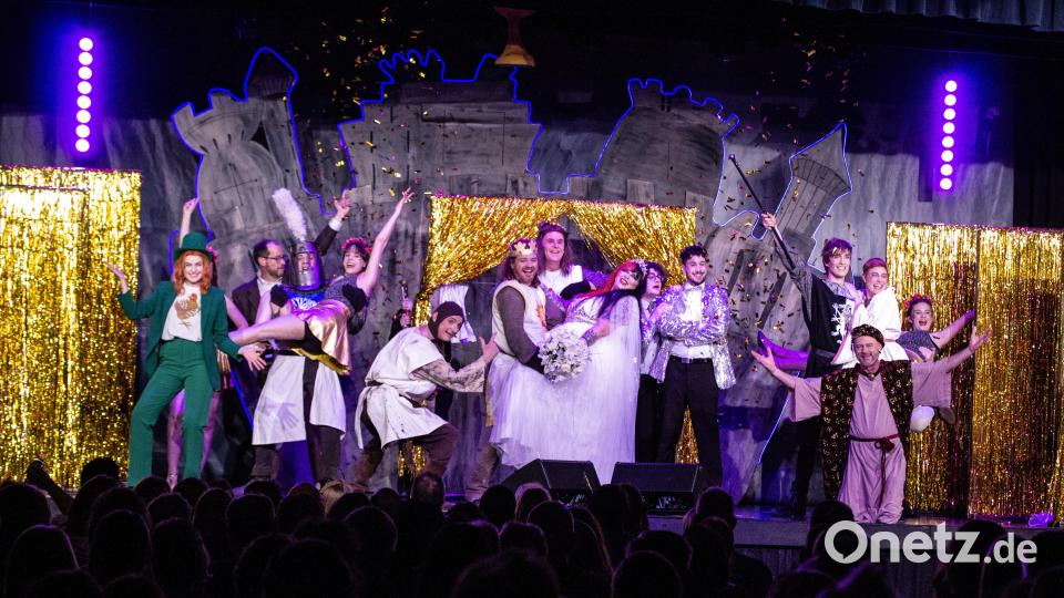 Das Ovigo-Theater kündigt die letzten Aufführungen des Musicals „Spamalot“ in Neunburg vorm Wald an. Dort wird dann auch eine große Abschlussparty gefeiert. Bild: Florian Wein / OVIGO Theater