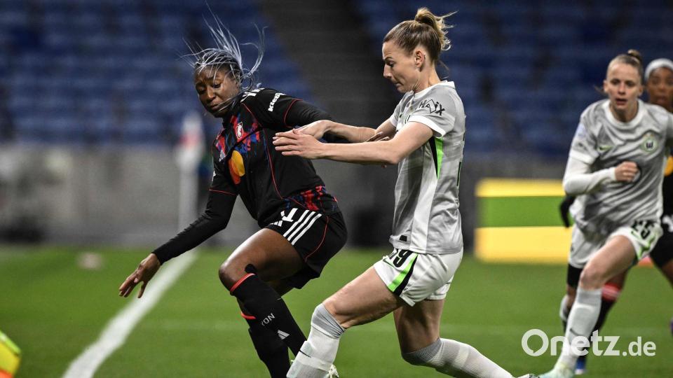 Für Sarai Linder (r) und die anderen Wolfsburger Fußballerinnen ist die Champions-League-Saison beendet. Bild: Jeff Pachoud/AFP/dpa