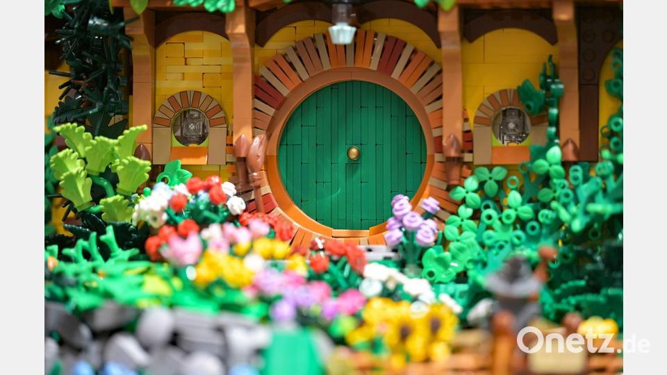 Eine Hobbithöhle ist als Deko schon aufgebaut. Bild: Florian Diettrich/dpa