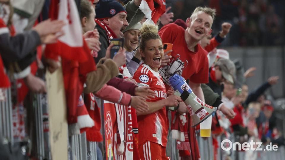 Unter Fans: Linda Dallmann bei den Anhängern des FC Bayern. Bild: Karl-Josef Hildenbrand/dpa