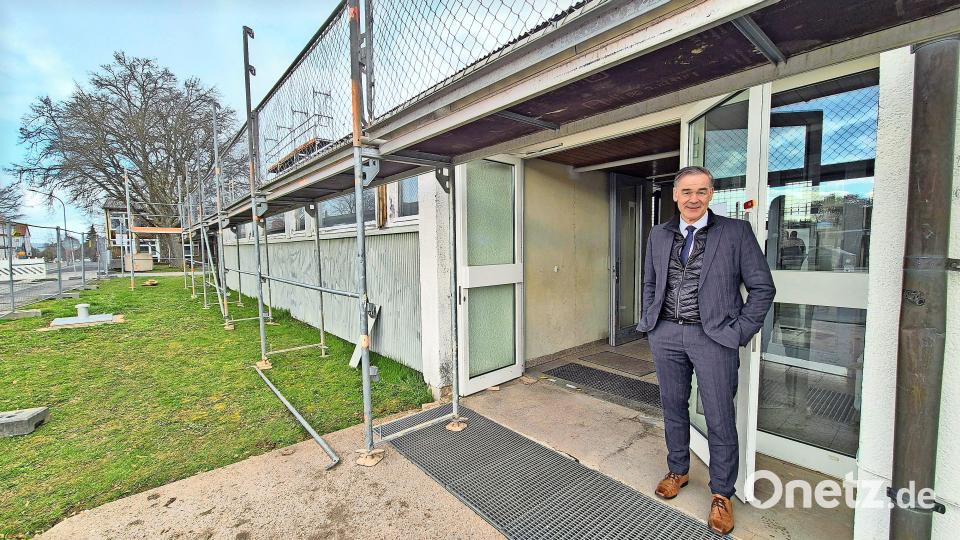 Ein letztes Mal hat der Wunsiedler Landrat Peter Berek am Dienstagabend die Türen zu den altehrwürdigen Marktredwitzer Jahn-Turnhallen geöffnet, bereits einen Tag später begannen die Abrissarbeiten. Bild: Torsten Ernstberger