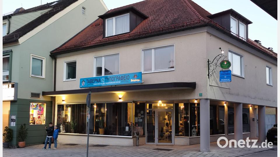Das markante Eckhaus am Marktplatz Oberviechtach war 112 Jahre lang eine gute Adresse für Schreibwaren. Jetzt hat hier das "Tabepna Typografeío" eröffnet. Bild: Portner