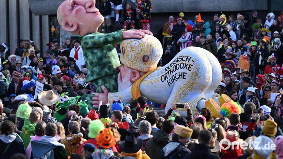 Besonders ein zwischen Kremlchef Wladimir Putin und Patriarch Kirill als Karikatur dargestellter Oralverkehr ist Gegenstand des umstrittenen Gerichtsverfahrens gegen den Karnevalisten Jacques Tilly. (Archivbild) Bild: Federico Gambarini/dpa