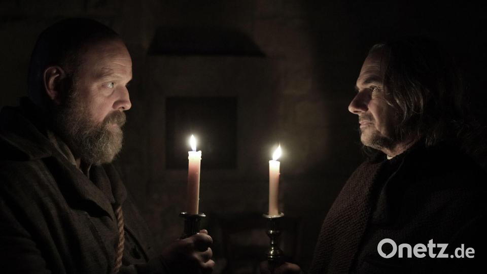 Myriel vergibt Valjean nicht nur, sondern schenkt ihm sogar das Diebesgut. Bild: -/Happy Entertainment/dpa