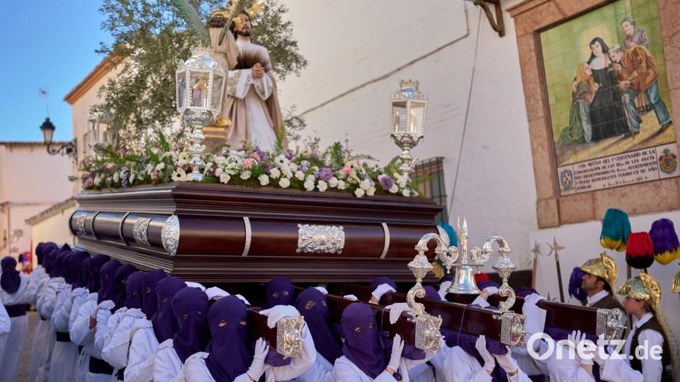 Vermummte Büßer der Bruderschaft "Nuestro Padre Jesus del Huerto y San Diego" nehmen an einer Prozession teil. Bild: Manu Fernandez/AP/dpa
