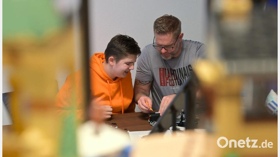 Erwachsene vergessen beim Lego-Bauen die Zeit. Bild: Malin Wunderlich/dpa