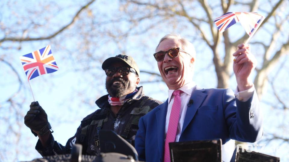 Mit Fähnchen auf dem Panzer: Boxer Derek Chisora (l) und Politiker Nigel Farage. Bild: Adam Davy/PA Wire/dpa