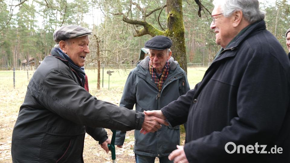 Wiedersehen langjähriger Weggefährten: Herzlich begrüßten sich Altlandrat Hans Schuierer (links) und der BN-Ehrenvorsitzende Hubert Weiger (rechts). In der Mitte Marterl-Betreuer Wolfgang Nowak. Bild: Hirsch