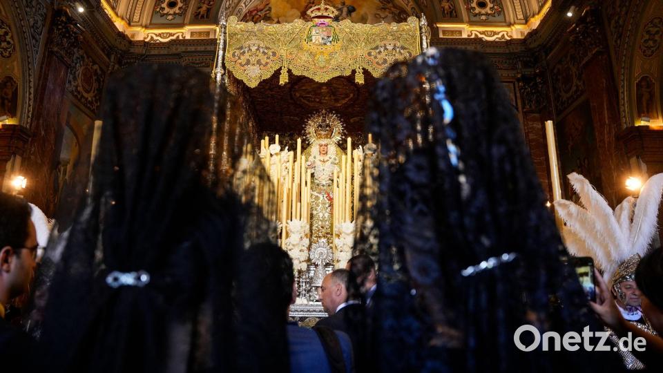Hunderttausende säumen die bei den traditionsreichen Osterprozessionen in Spanien die Straßen, Millionen verfolgen die Umzüge am heimischen Fernseher. Bild: Joaquín Corchero/EUROPA PRESS/dpa