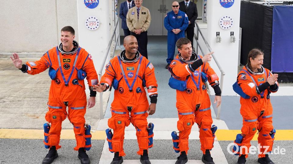 Die vier Astronauten sollen um den Mond herumfliegen. Bild: John Raoux/AP/dpa