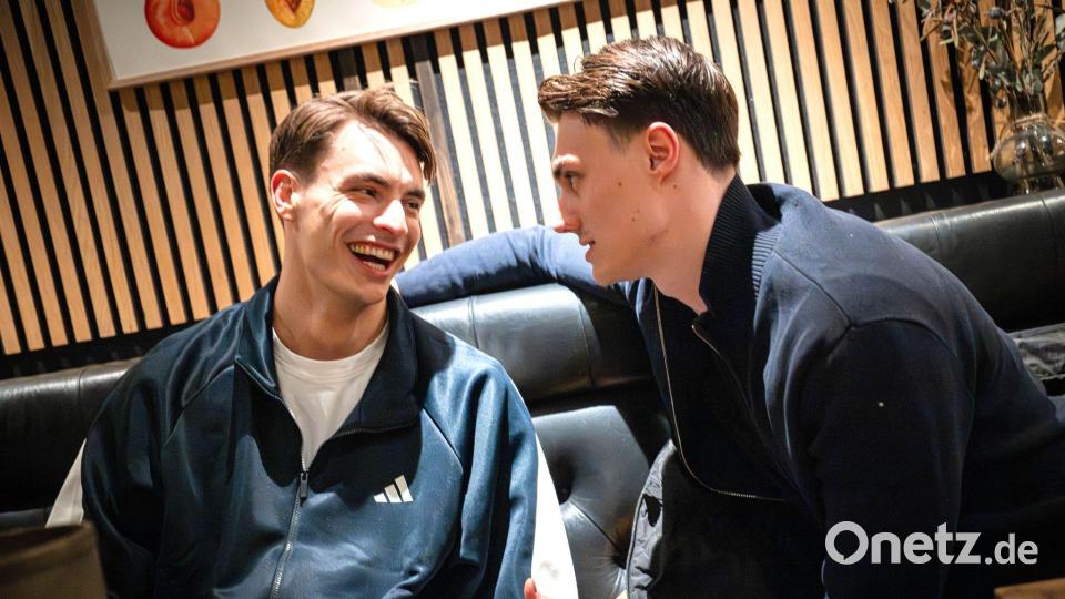 Unverzichtbar im Gummersbacher Rückraum: Julian Köster (l) und Miro Schluroff. (Archivbild) Bild: Sina Schuldt/dpa-Pool/dpa