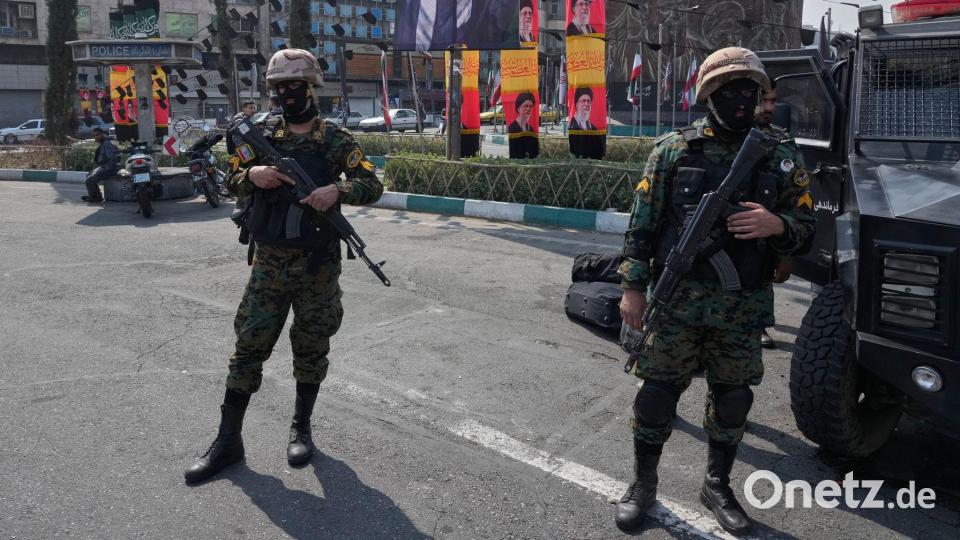 Sicherheitskräfte haben ihre Präsenz seit Kriegsbeginn deutlich verstärkt. (Archivbild) Bild: Vahid Salemi/AP/dpa