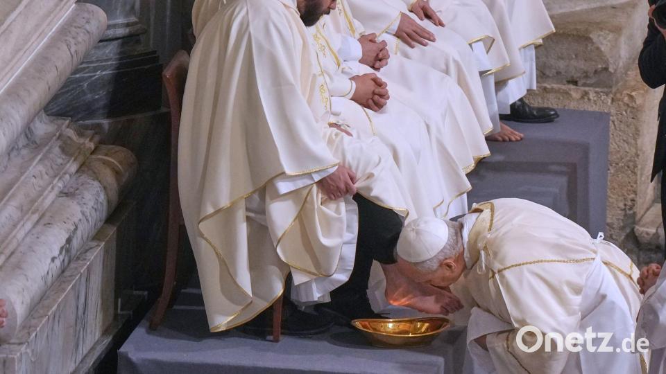 Franziskus hatte Häftlingen und auch Muslimen und Frauen die Füße gewaschen - Leo legt wieder mehr Wert auf Tradition. Bild: Andrew Medichini/AP/dpa