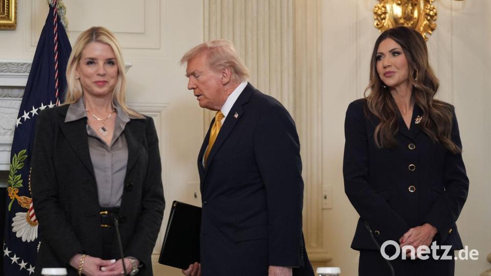 Bondi und Noem sind nicht mehr Teil von Trumps Regierung. (Archivbild) Bild: Evan Vucci/AP/dpa
