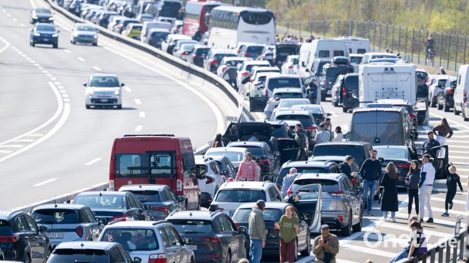 Osterstau vor dem Gotthardtunnel: Kilometerlange Kolonne auf der A2 Bild: Urs Flueeler/KEYSTONE/dpa